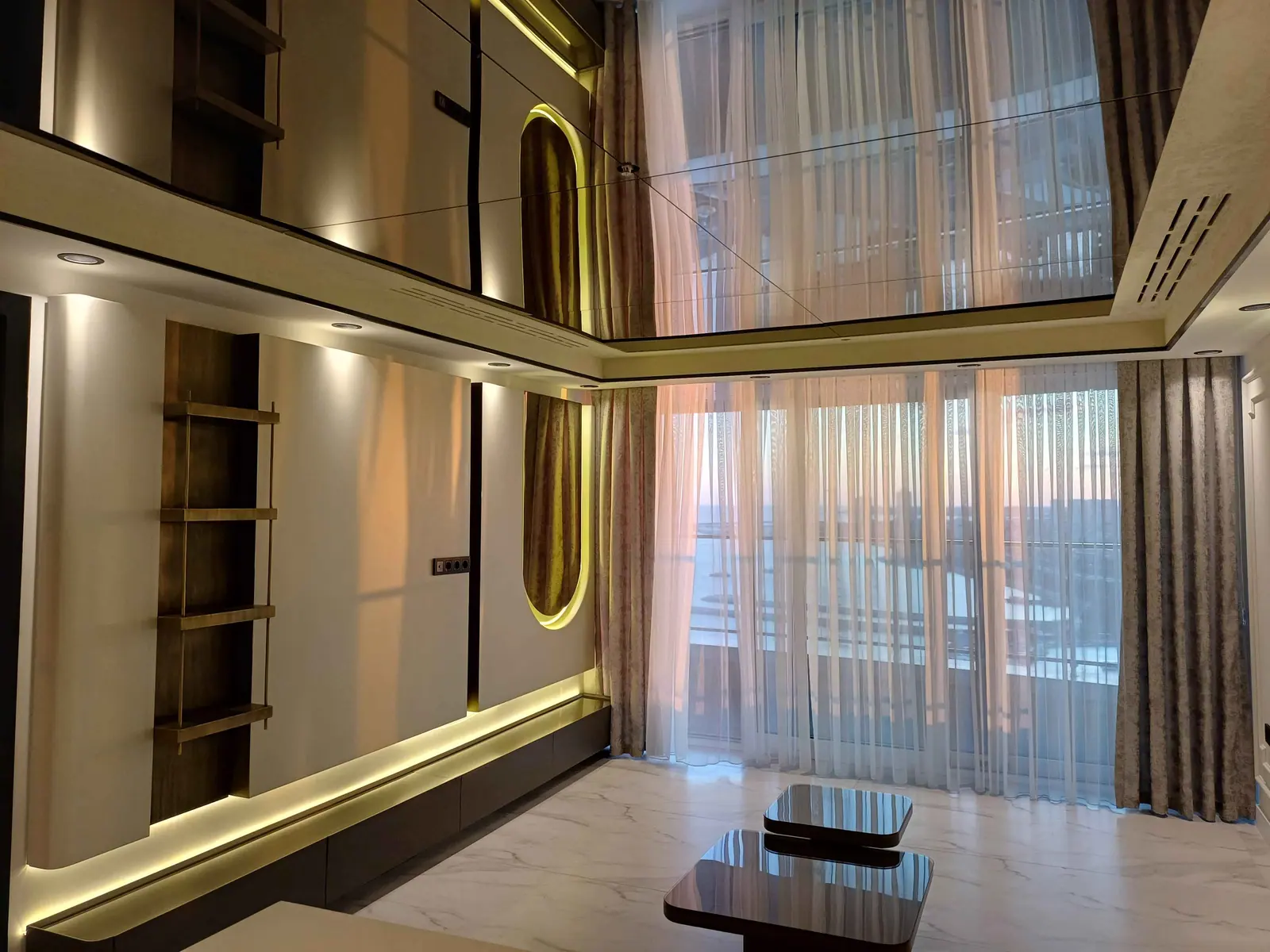 Aynalı ve gizli aydınlatmalı koridor — Radisson Blu, Zeytinburnu, İstanbul