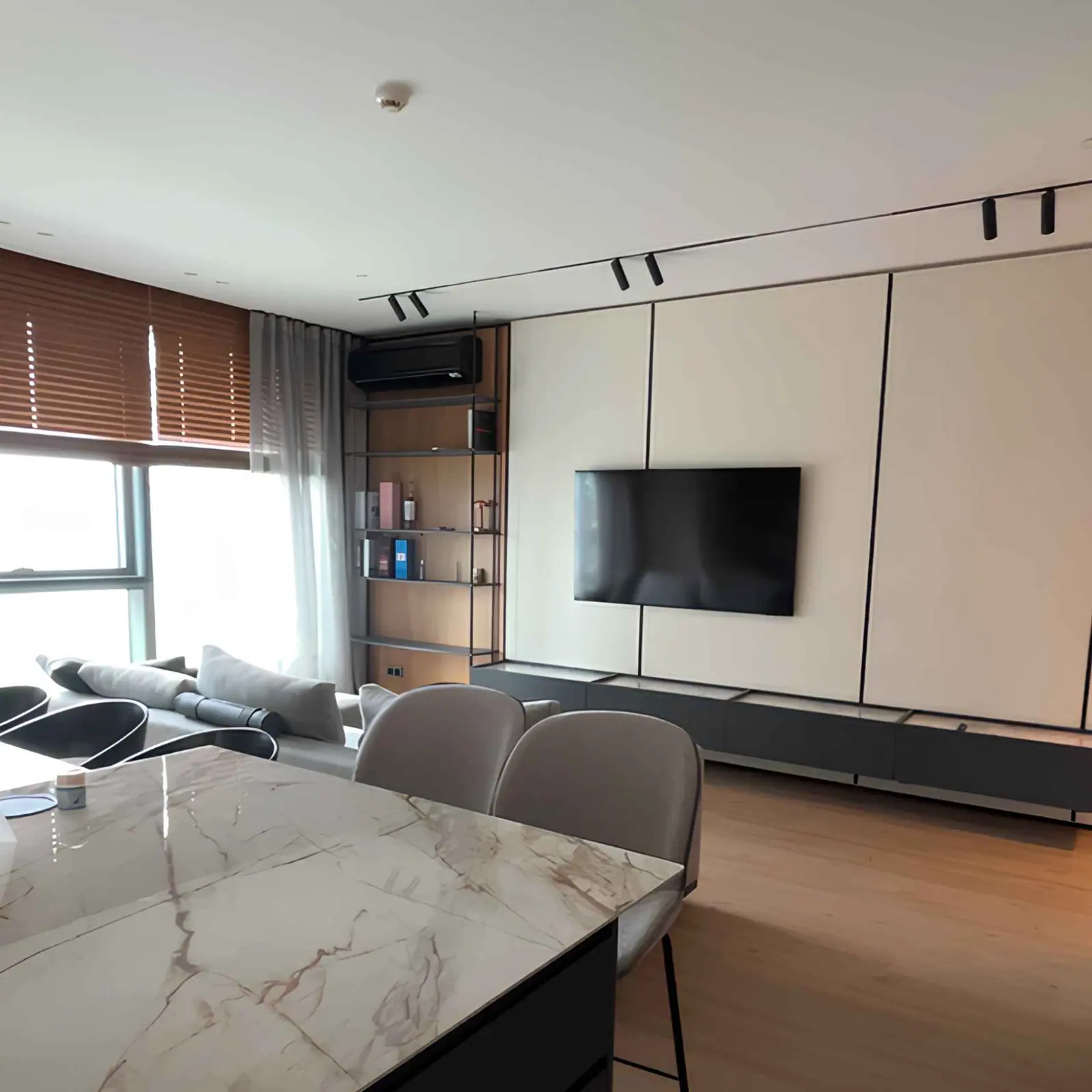Salon, TV ünitesi ve yemek masası — Yalı Ataköy 1, Ataköy, İstanbul