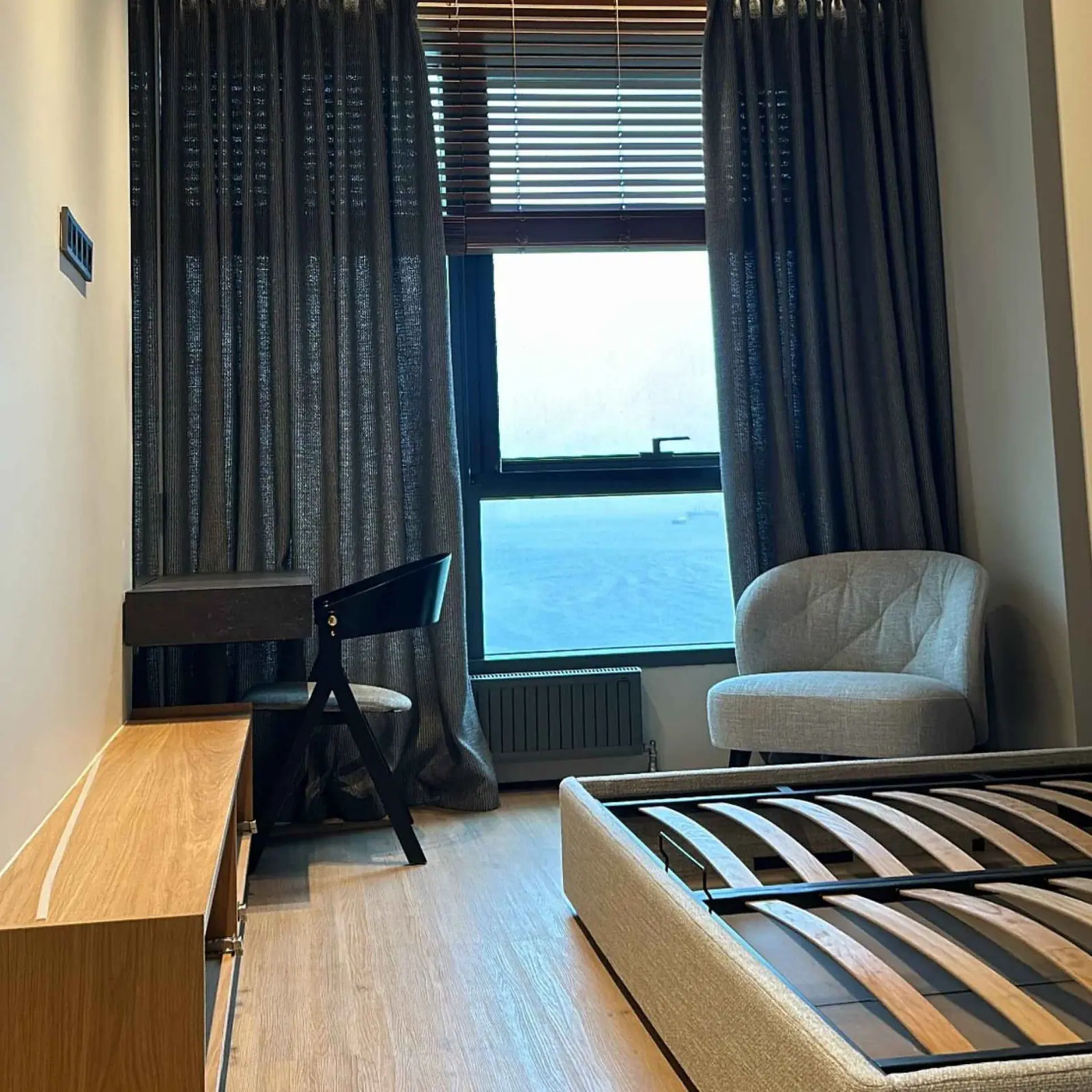 Deniz manzaralı yatak odası ve çalışma köşesi — Yalı Ataköy 1, Ataköy, İstanbul