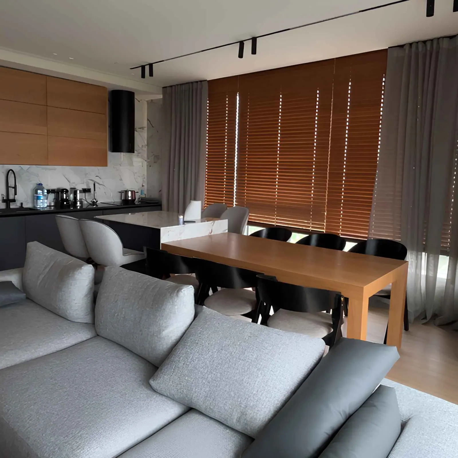 Açık mutfak ve ahşap yemek masası — Yalı Ataköy 1, Ataköy, İstanbul