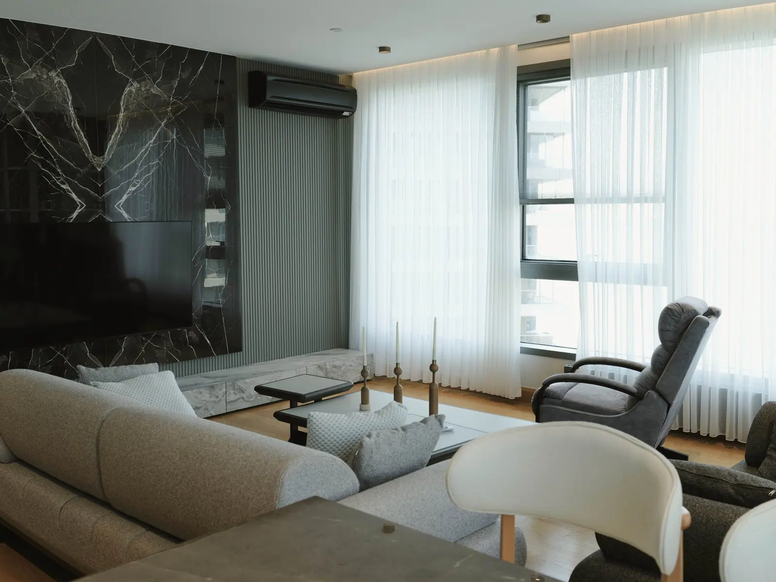 Mermer duvarlı salon ve dinlenme koltuğu — Yalı Ataköy 2, Ataköy, İstanbul