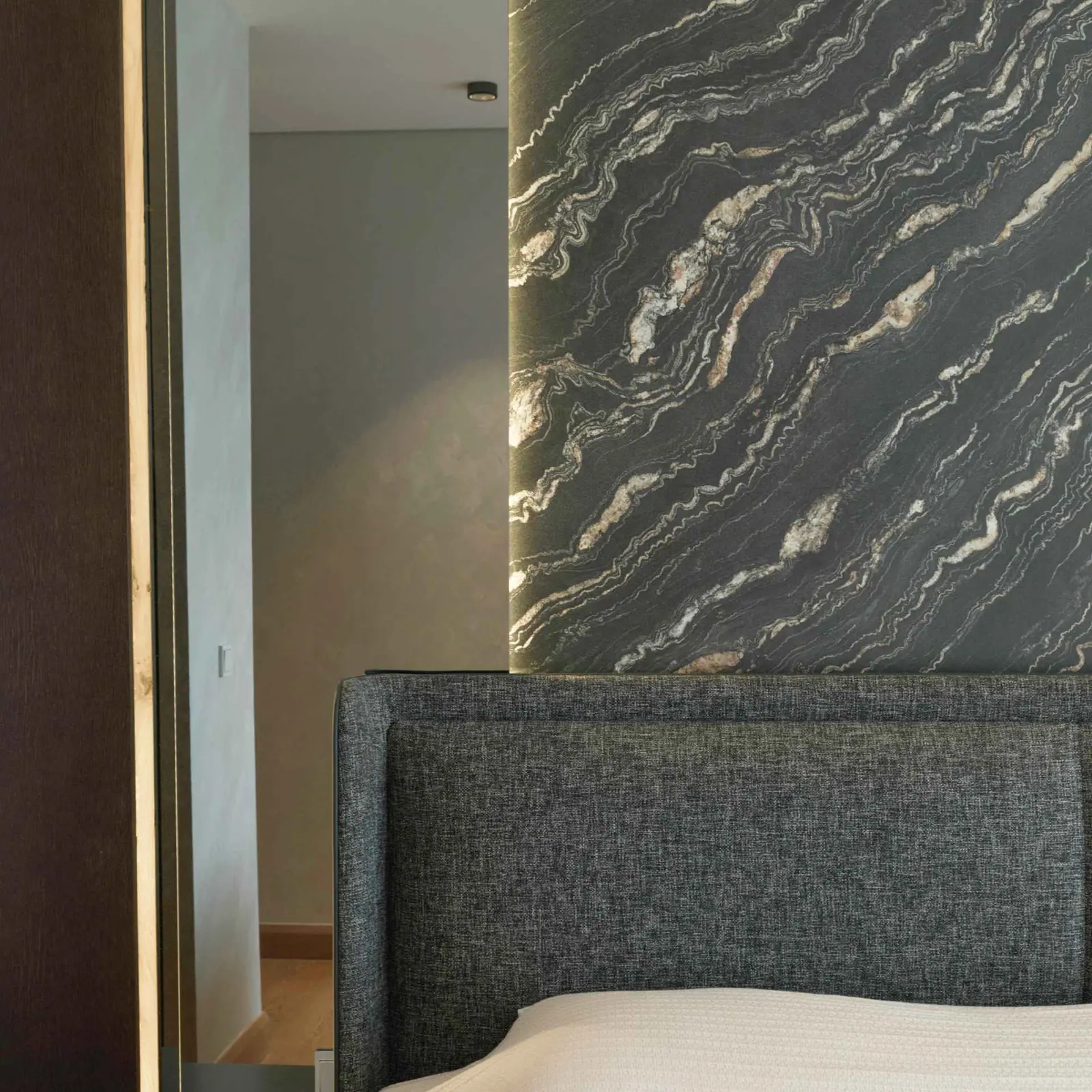 Mermer kaplama duvar detayı — Yalı Ataköy 2, Ataköy, İstanbul